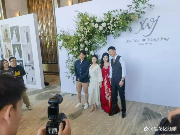 高圆圆赵又廷参加朋友婚礼，高圆圆证婚时哭了，赵又廷体贴安抚！