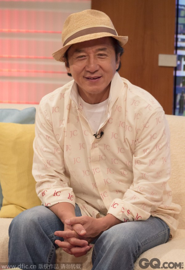 成龙先有京剧武生童子功，后入行电影，是第一位真正意义上打入好莱坞的香港影星，亦是中国在世界影坛最有影响力的演员，也是唯一在好莱坞留下鼻印、脚印、手印的中国艺人。他创造了幽默风趣的武打风格，他拼命无畏的敬业精神是体现了中华民族的传统精神。无论在他的《警察故事》、《A计划》、《奇迹》、《一个好人》、《我是谁》、《尖峰时刻》还是《新警察故事》、《神话》，他都是正义的化身。