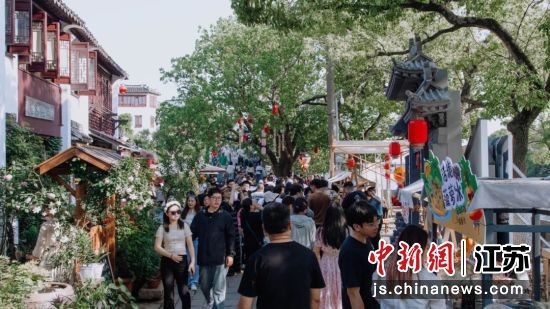 巴城花街市集。巴城镇供图