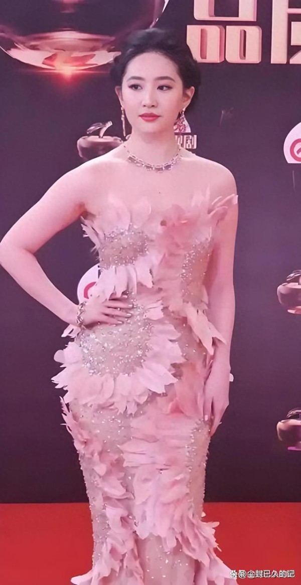 豪门阔少避之不及！38岁刘亦菲至今单身内幕曝光竟是 “她太强”？