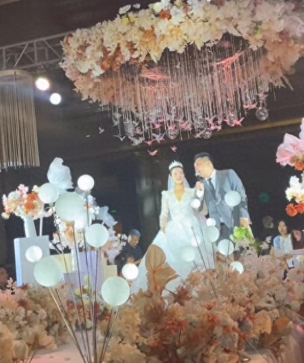 辽宁知名主持人结婚！众星齐道贺，新郎新娘颜值不匹像两代人！