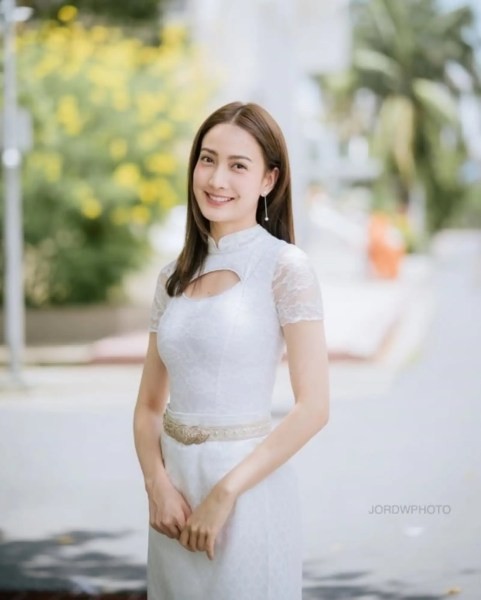 "道妹"Taew与富豪男友Pranai Phornprapha交往后立刻变身性感辣妹(图片来源:สมาคมนักข่าวบันเทิง)