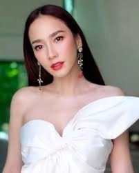 Aum的今年的新剧《杀手爱上我(จากศัตรูสู่หัวใจ)》播出后收视率一路飙升,Aum出席代言的各种活动和广告随处可见,可以说Aum是无可替代的第一女主角。(图片来源:สมาคมนักข่าวบันเทิง)