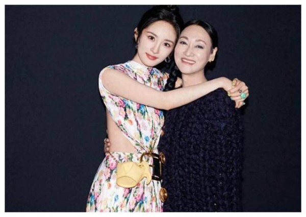杨幂与一众明星导演同框，合照盛况！友谊满满，尽显明星魅力！
