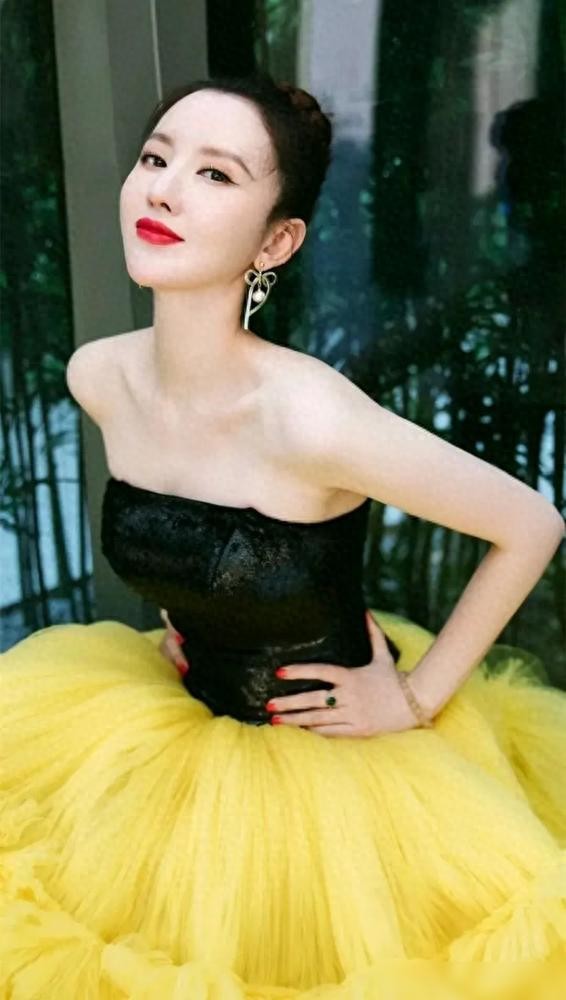性感女明星如何展现出来?看了张萌身姿撩人心扉，就知道了！