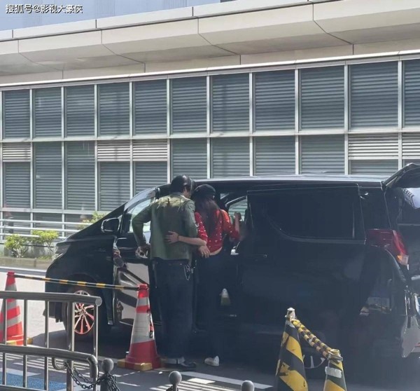 东京偶遇林志玲夫妇，林志玲又高又瘦像贵妇，俩人搂搂抱抱小举动超甜