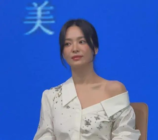 宋慧乔私下素颜曝光，豪车出行10个助理簇拥逛街，被质疑耍大牌