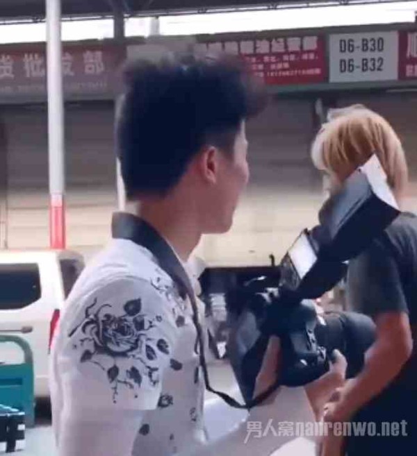 周围群众忙于拍照