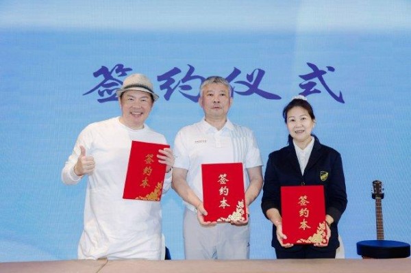 北京演艺人协会副秘书长赵虹（右一）、中华演艺人高尔夫协会理事长曾国城（左一）与苏州太湖总经理孙琪共同签署战略合作协议