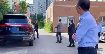 靳东从红旗国耀上下来，接过文件袋，与人握手，自带“老干部”范。开的这辆车车长5米6，4.0T发动机，售价136万，但靳东不用买，因为他是红旗代言人。 靳东在2017年9月代言红旗，红旗2018年销量是3.3万辆，2022年卖了31万辆，2023年卖了37万辆，销量一路长虹，不能说全是代言人功劳，但数遍娱乐圈明星，气质能与红旗匹配除了靳东真没有。