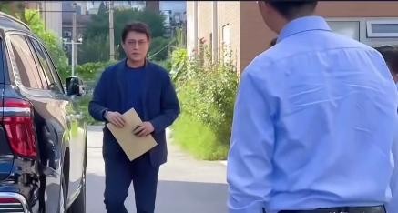 靳东从红旗国耀上下来，接过文件袋，与人握手，自带“老干部”范。开的这辆车车长5米6，4.0T发动机，售价136万，但靳东不用买，因为他是红旗代言人。 靳东在2017年9月代言红旗，红旗2018年销量是3.3万辆，2022年卖了31万辆，2023年卖了37万辆，销量一路长虹，不能说全是代言人功劳，但数遍娱乐圈明星，气质能与红旗匹配除了靳东真没有。-有驾