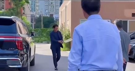 靳东从红旗国耀上下来，接过文件袋，与人握手，自带“老干部”范。开的这辆车车长5米6，4.0T发动机，售价136万，但靳东不用买，因为他是红旗代言人。 靳东在2017年9月代言红旗，红旗2018年销量是3.3万辆，2022年卖了31万辆，2023年卖了37万辆，销量一路长虹，不能说全是代言人功劳，但数遍娱乐圈明星，气质能与红旗匹配除了靳东真没有。-有驾
