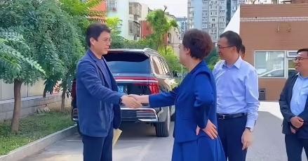 靳东从红旗国耀上下来，接过文件袋，与人握手，自带“老干部”范。开的这辆车车长5米6，4.0T发动机，售价136万，但靳东不用买，因为他是红旗代言人。 靳东在2017年9月代言红旗，红旗2018年销量是3.3万辆，2022年卖了31万辆，2023年卖了37万辆，销量一路长虹，不能说全是代言人功劳，但数遍娱乐圈明星，气质能与红旗匹配除了靳东真没有。-有驾
