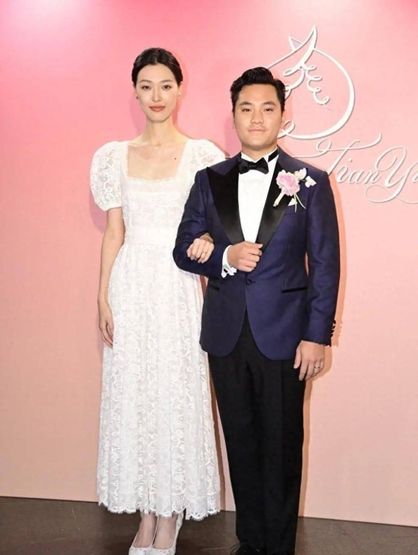 张艾嘉之子王令尘婚宴盛大开启，明星云集，娱乐圈大咖添彩