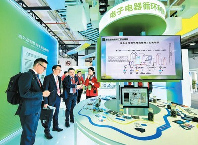在近日举行的第二十三届中国国际环保展览会上，中国资源循环集团公司工作人员介绍旧手机回收拆解处理技术。罗 伟摄（人民视觉）