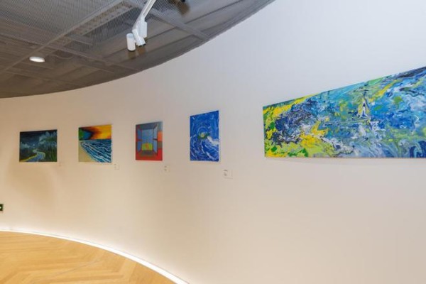 每个孩子都是最耀眼的明星，融合式慈善画展“童画奏鸣曲”为自闭症儿童发声