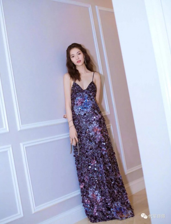 女星穿吊带裙谁最美？周冬雨第八，赵丽颖第二