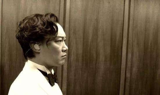 华语乐坛三位“歌神接班人”，却因为喝酒毁了两个