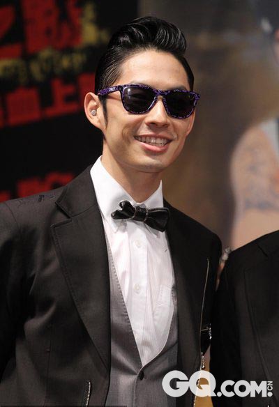 吴建豪最近爱上了戴眼镜，这款紫色墨镜出自他自己的品牌3.V.O.7与OAKLEY 的合作，皮质领结是这一身的亮点。 