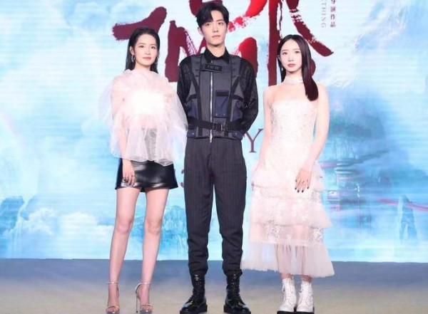 《诛仙》主演首次合体宣传，肖战站“C位”，李沁孟美岐同框比美