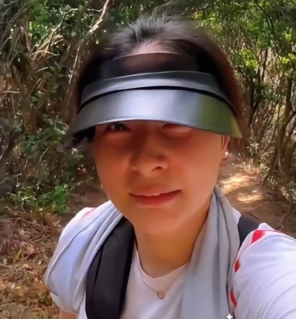 郭晶晶带全家人爬山锻炼，豪门儿媳的影响力太牛了