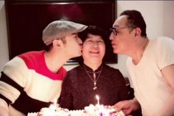黄晓明片场孤单过生日略显扎心，想象中的生日没baby？