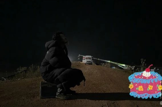 黄晓明片场孤单过生日略显扎心，想象中的生日没baby？