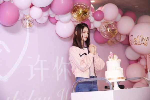 揭秘八大女星过生日场景，张馨予恩爱秀不停，杨幂太冷清！