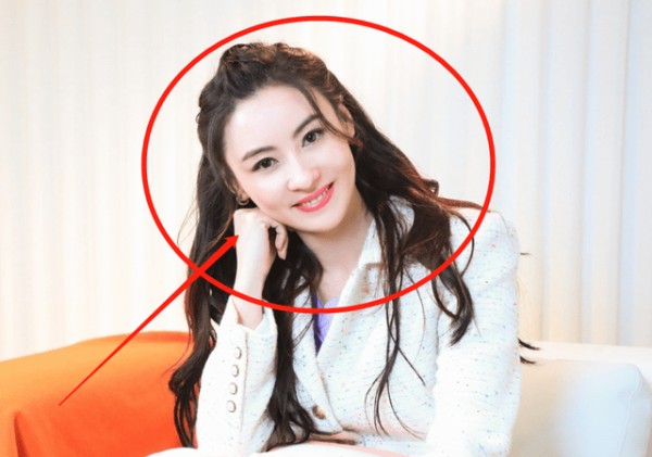 小青霞41岁低调庆生，手捧蛋糕闺蜜满脸通红微醺，不是塑料姐妹