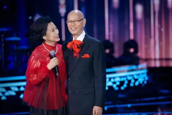 TVB台柱低调庆生优雅老去，入行60载看透世事，与丈夫低调过生活