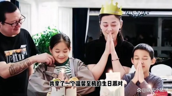 梅婷晒50岁生日照庆生，老公花臂纹身成家庭照焦点