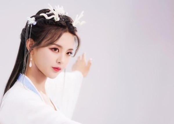 可悲！科班演员无戏可拍，半路出家的杨超越却能连拍五部剧