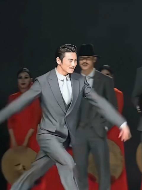 被“硬控”住了，福建厦门，舞剧演员谢幕上演高难动作，舞姿轻盈灵动