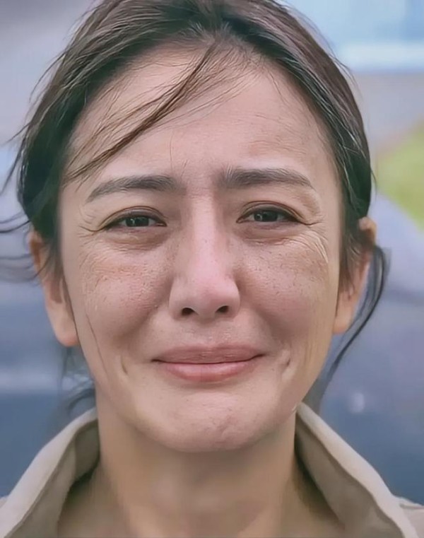 佟丽娅，长得漂亮，为人和善。是谁把她搞成这个样子
