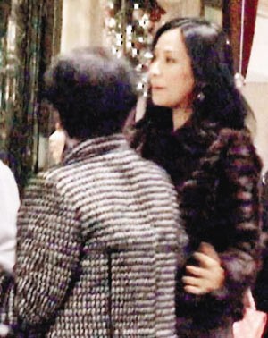 刘嘉玲搀扶着婆婆