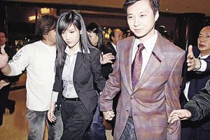 “倪周”十指紧扣
