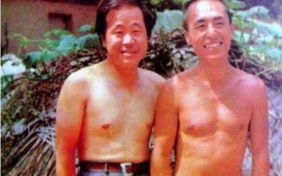 娱乐圈最“尴尬”的合影，张艺谋居然和一群女明星戏水，真辣眼睛