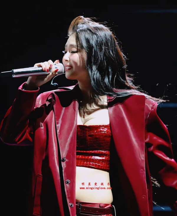 【视频系列】BLACKPINK组合Jennie美国音乐节舞台现场直拍视频，性感露胸、超短裤美腿，近距离拍摄，高清4K60fps分辨率原视频下载（至尊）
