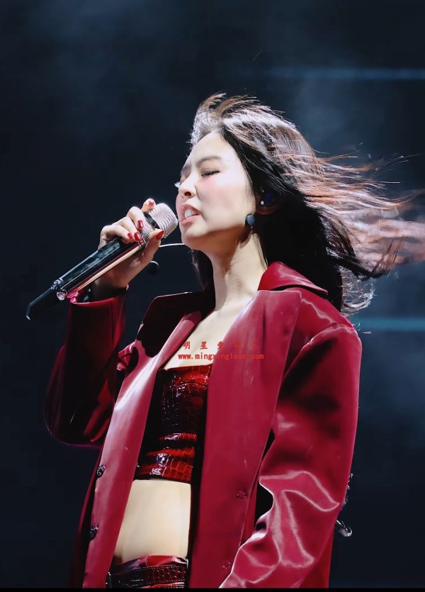 【视频系列】BLACKPINK组合Jennie美国音乐节舞台现场直拍视频，性感露胸、超短裤美腿，近距离拍摄，高清4K60fps分辨率原视频下载（至尊）