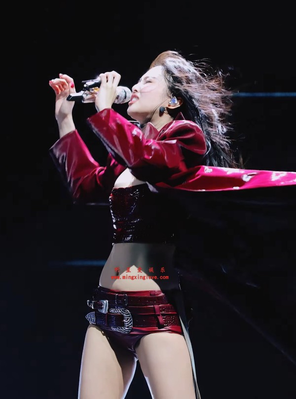 【视频系列】BLACKPINK组合Jennie美国音乐节舞台现场直拍视频，性感露胸、超短裤美腿，近距离拍摄，高清4K60fps分辨率原视频下载（至尊）