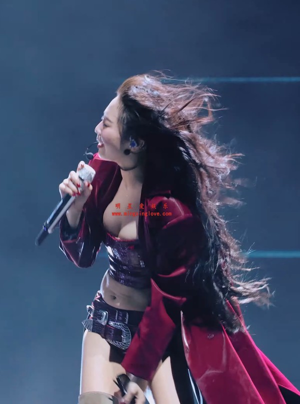 【视频系列】BLACKPINK组合Jennie美国音乐节舞台现场直拍视频，性感露胸、超短裤美腿，近距离拍摄，高清4K60fps分辨率原视频下载（至尊）