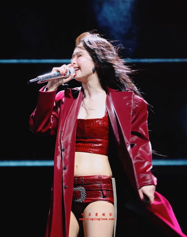 【视频系列】BLACKPINK组合Jennie美国音乐节舞台现场直拍视频，性感露胸、超短裤美腿，近距离拍摄，高清4K60fps分辨率原视频下载（至尊）