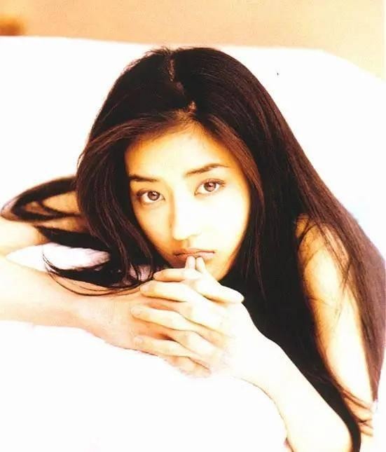 她的美丽与责任：这位女演员如何用爱心改变世界