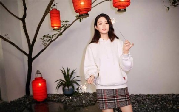 杨紫粉丝爆料<a style='color:#f10404;' href='https://www.mingxing.cc/tags-502.html ' target='_blank'>赵丽颖</a>曾坐台，<a style='color:#f10404;' href='https://www.mingxing.cc/tags-502.html ' target='_blank'>赵丽颖</a>懒理传闻大秀恩爱