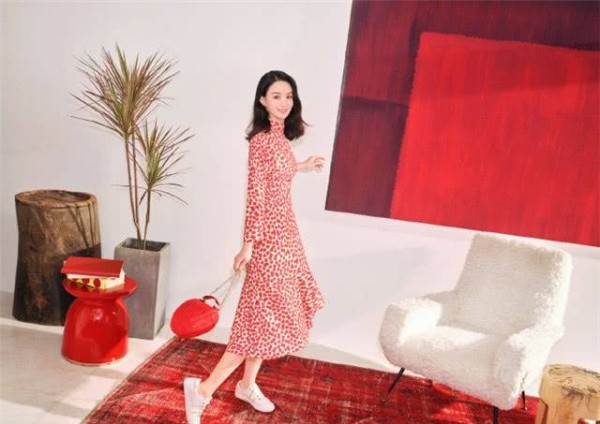 杨紫粉丝爆料<a style='color:#f10404;' href='https://www.mingxing.cc/tags-502.html ' target='_blank'>赵丽颖</a>曾坐台，<a style='color:#f10404;' href='https://www.mingxing.cc/tags-502.html ' target='_blank'>赵丽颖</a>懒理传闻大秀恩爱