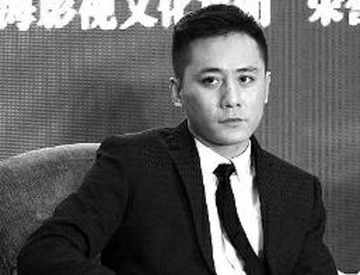 刘烨前日也在微博上发了一张自拍的剧照,模仿“留几手”的语境称赞自己:“天资聪慧,沉稳大气,五官的位置也长得准确到位……”