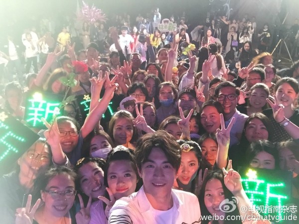明星空间线下活动 林更新与粉丝秒组CP