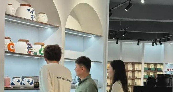 林更新景德镇出游被偶遇,本人比电视上还好看,很随和没明星架子(图2)
