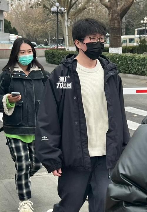 多名演员歌手现身央视春晚彩排 白敬亭杨幂周深毛不易等明星路透