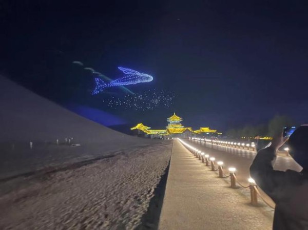 周深在月牙泉唱《起风了》 沙漠音乐盛宴